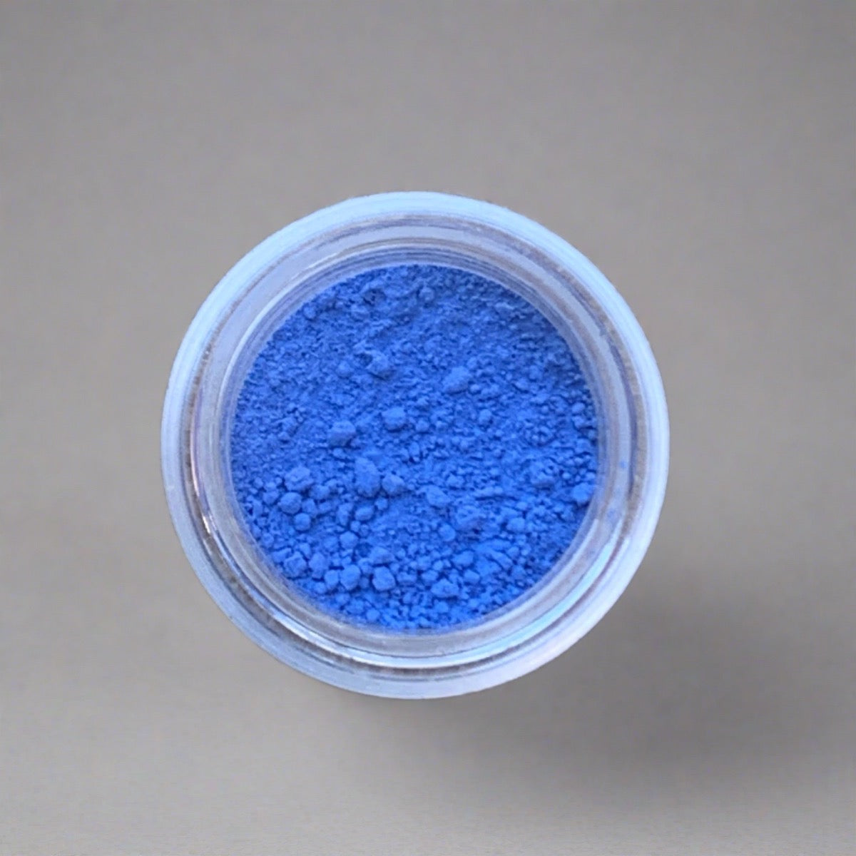 Swatch of vibrant blue eyeshadow loose powder, displaying its color